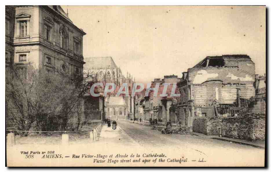 CPA Amisns Rue Victor Hugo et Abside de la Cathedrale Militaria