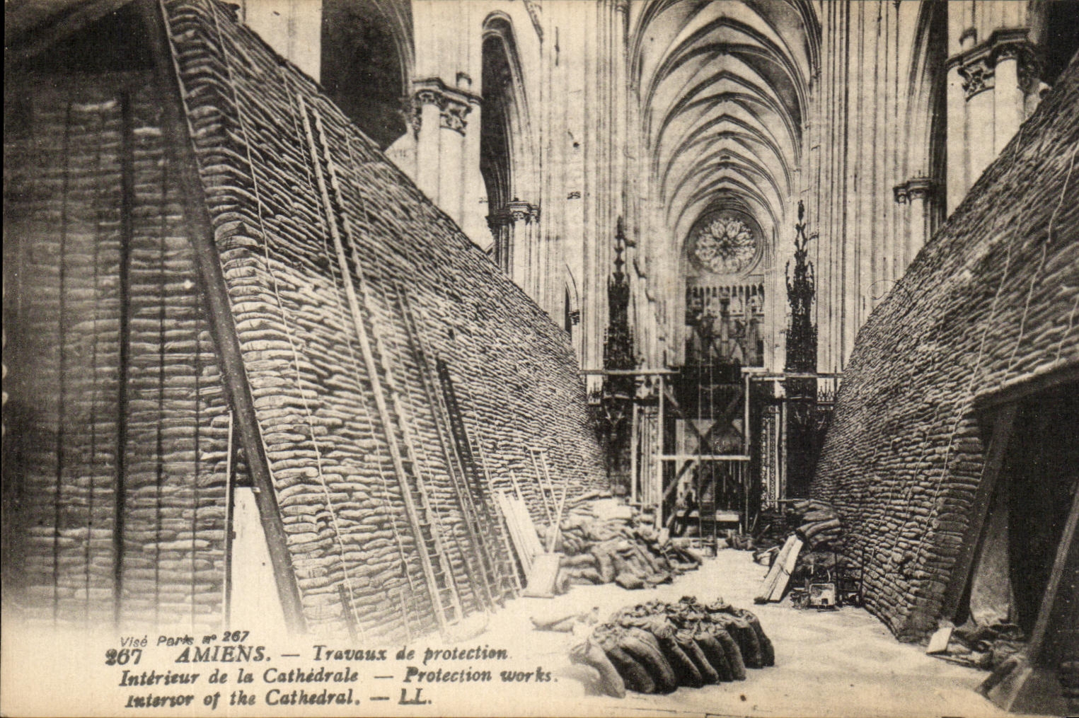 CPA Amiens Travaux de Protection interieur de la Cathedrale Militaria