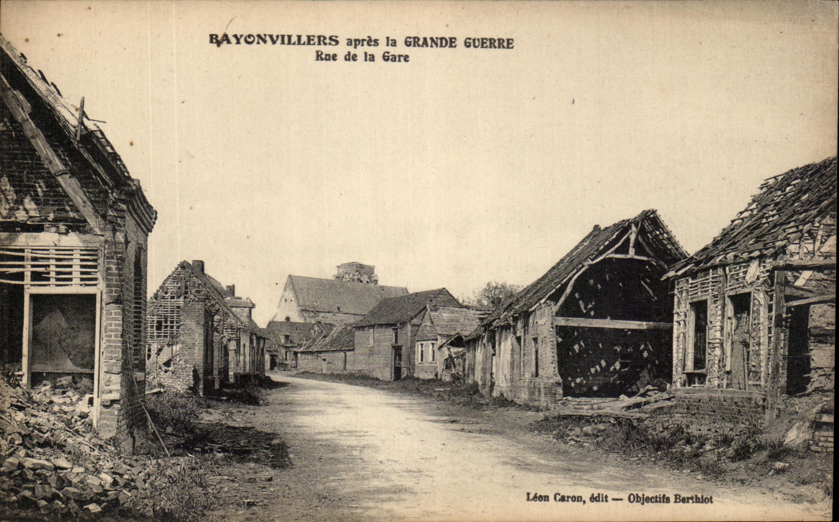 Bayonvillers après la Grande Guerre — Rue de la Gare — Léon Caron, édit — Objectif Berthiot
