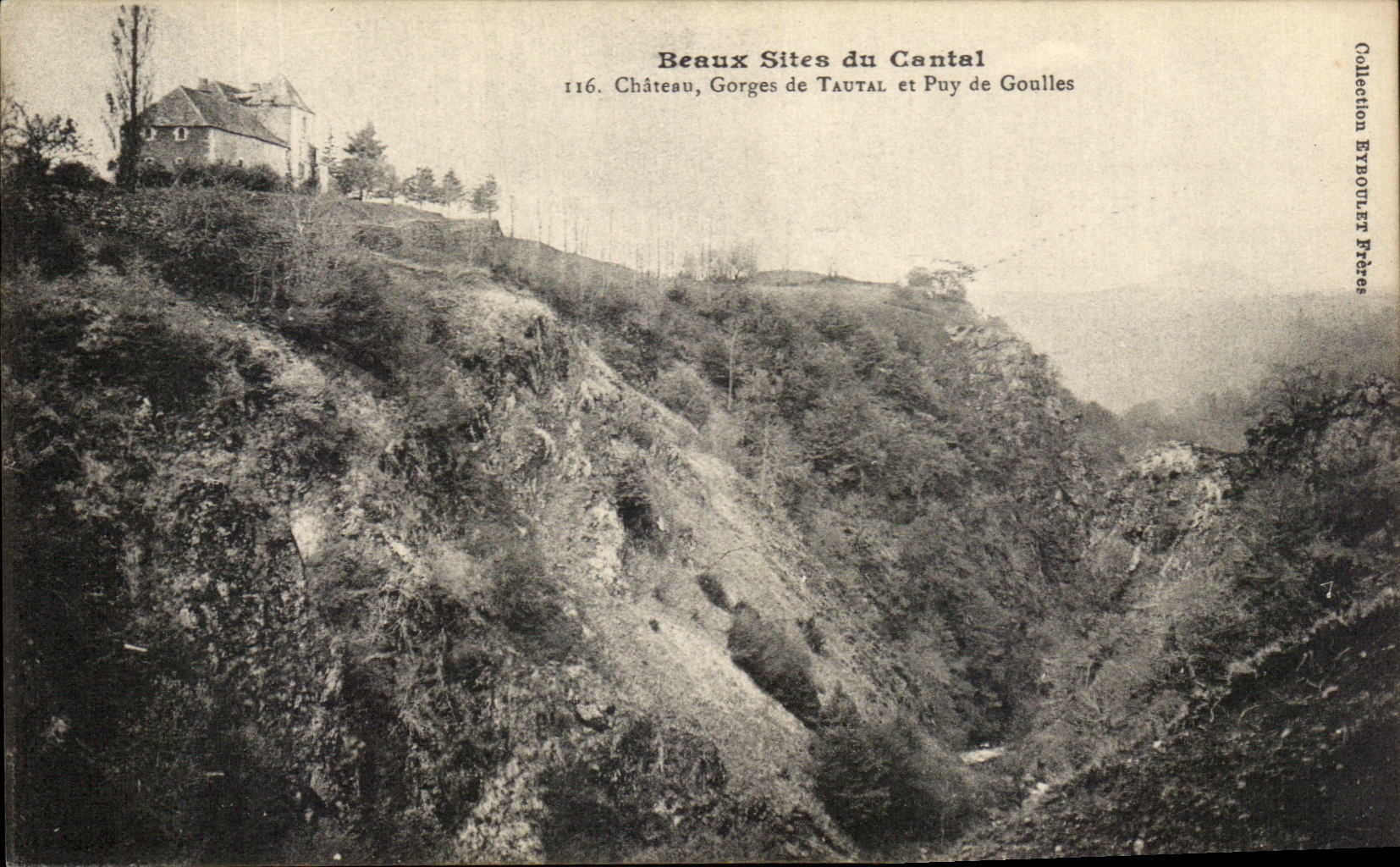 CPA Beaux Sites du Cantal Revin et chateau de tautal et puy de Goulles 