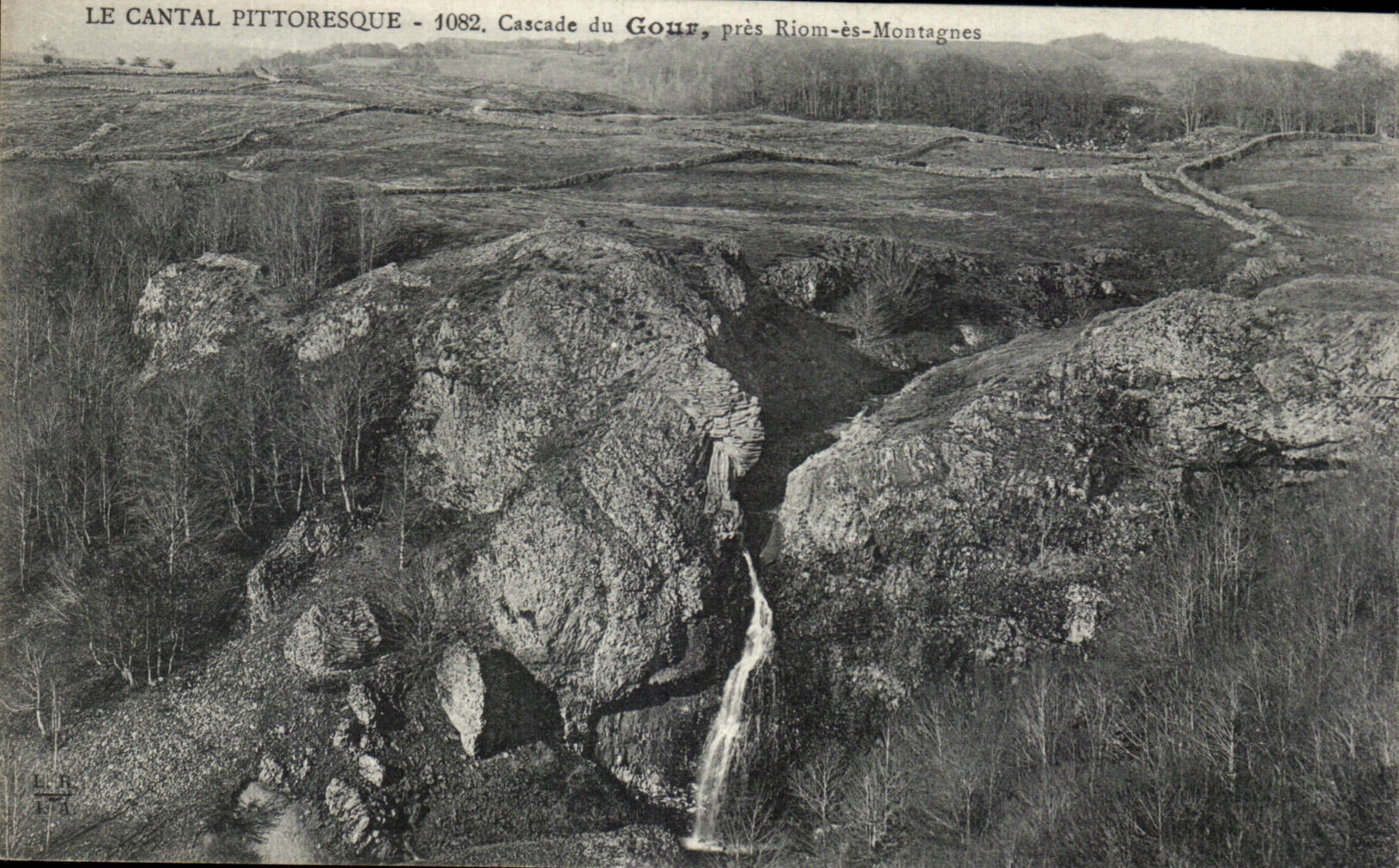 CPA Beaux Sites du Cantal cascade du Gour pres Riom es Montagnes