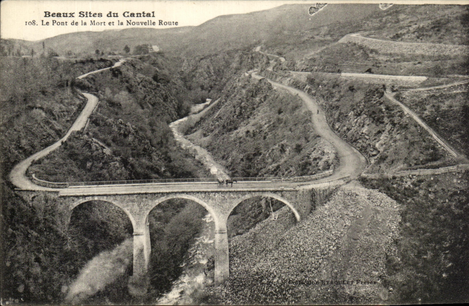 CPA Beaux Sites du Cantal Le pont de la mort et la Nouvelle Route