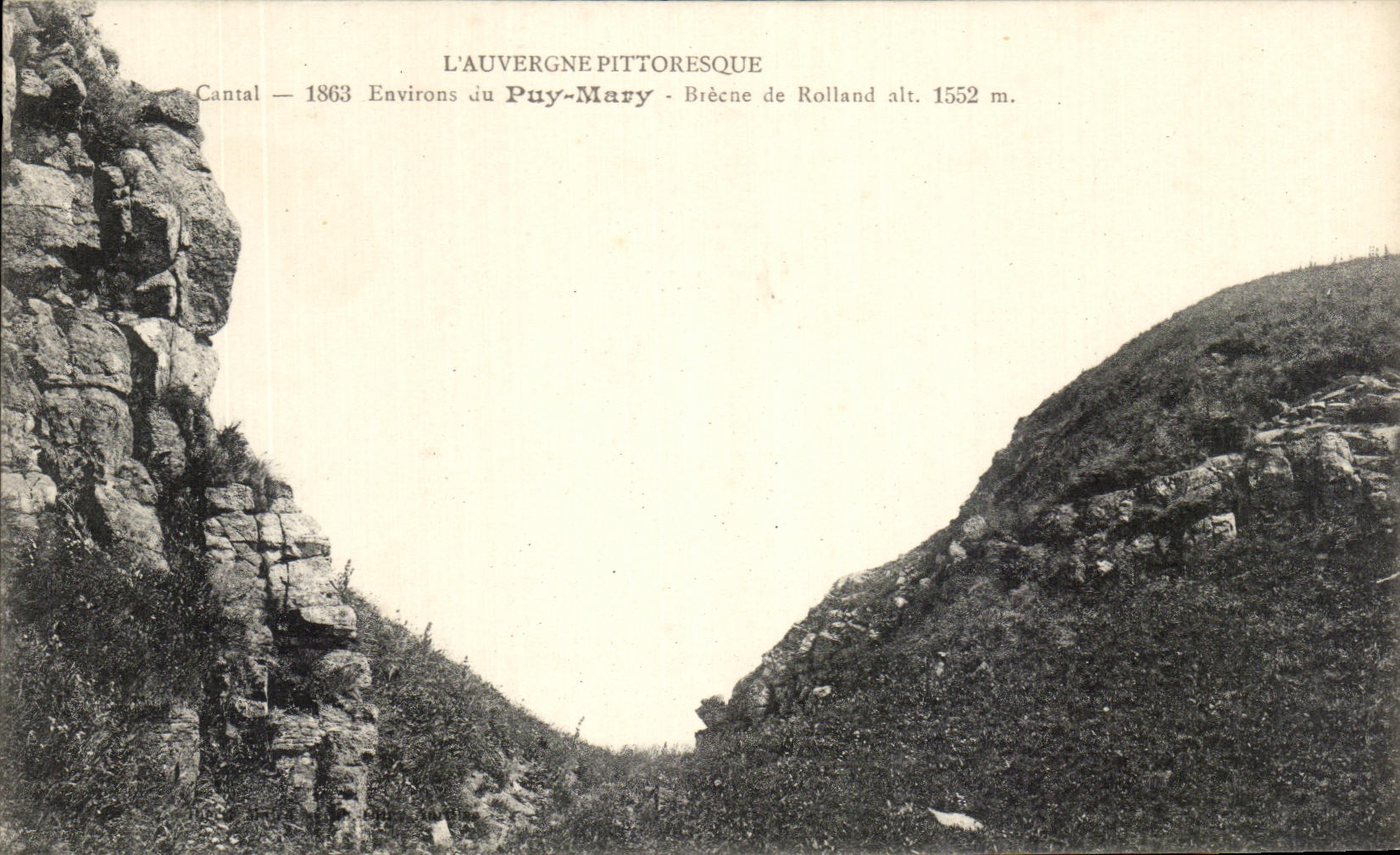 CPA Le Cantal Puy Mary Pris de la Route au Pas de Peyrol Breche de Rolland 