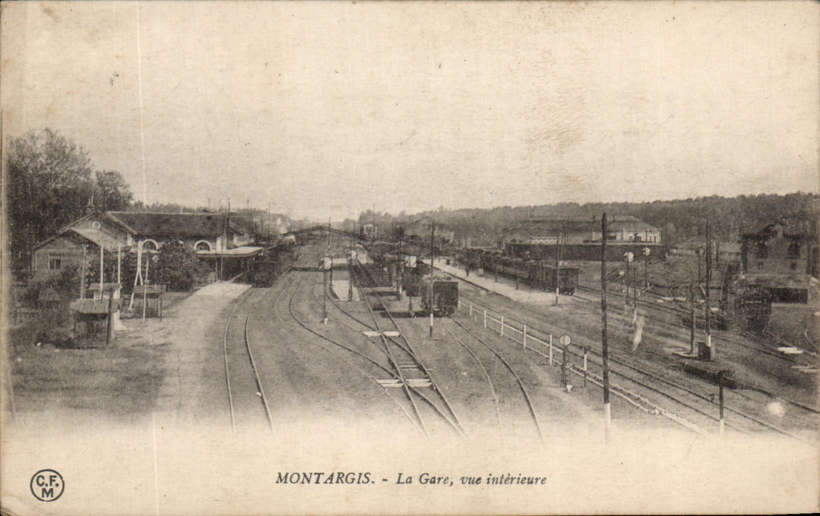 CPA Montargis La Gare Vue Interieure Train