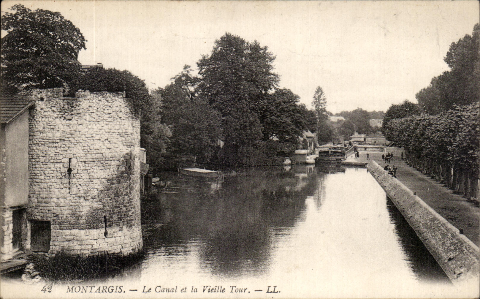 CPA Montargis Le Canal et la Vielle Tour Peniche 