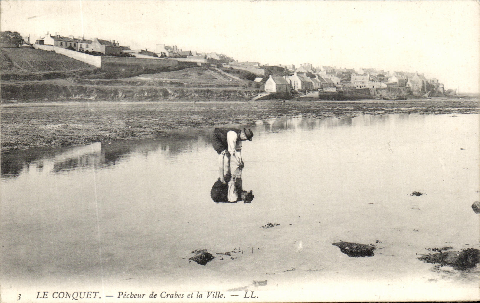CPA Le Conquet Pecheur de Crabes et la Ville