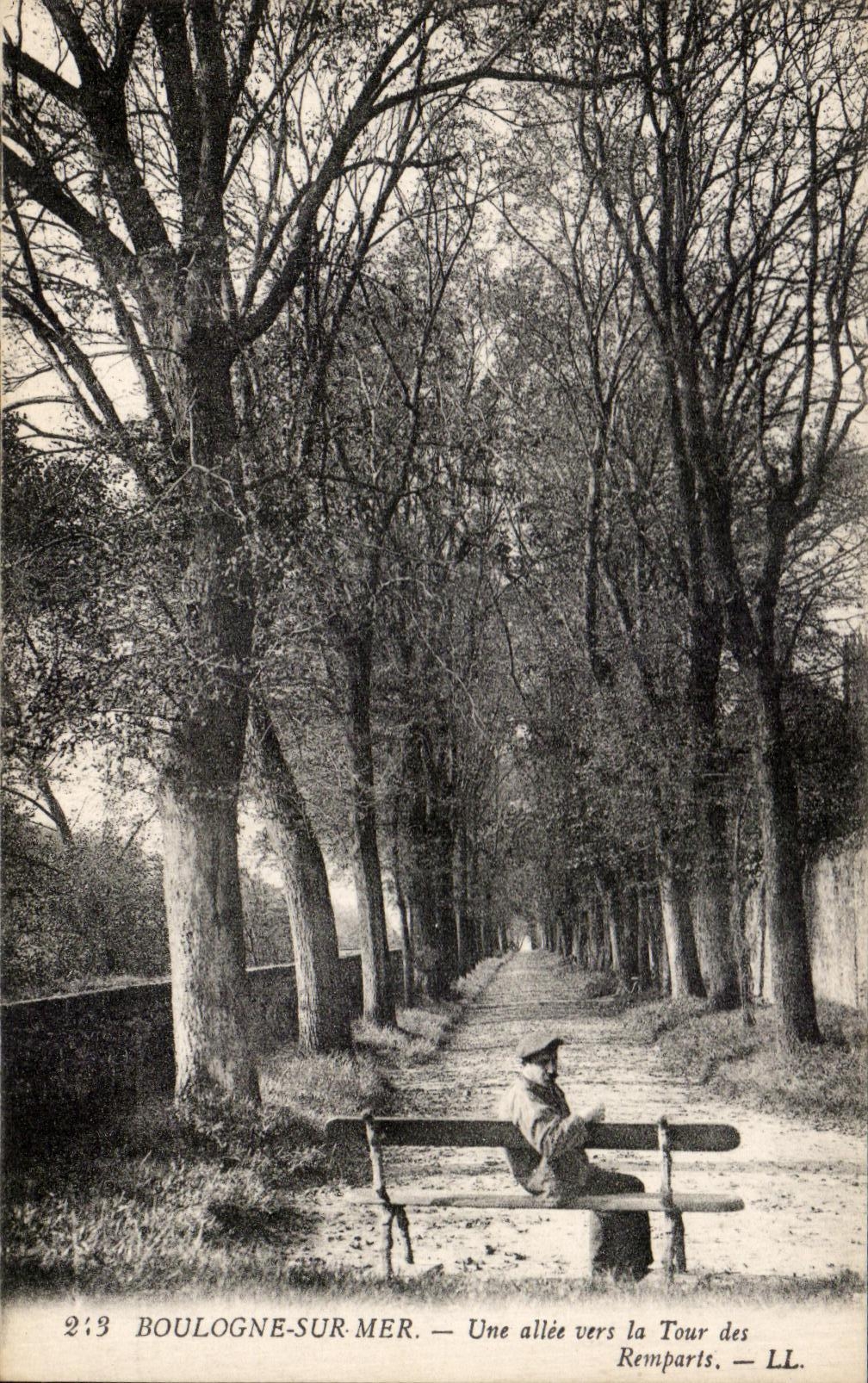 CPA Boulogne Sur Mer Une Allee Vers La Tours de Remparts (animee)