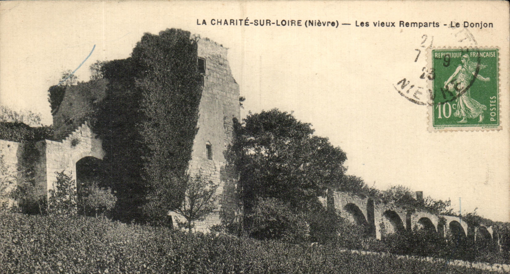 CPA La Charite Sur loire Les Vieux Remparts Le Donjon
