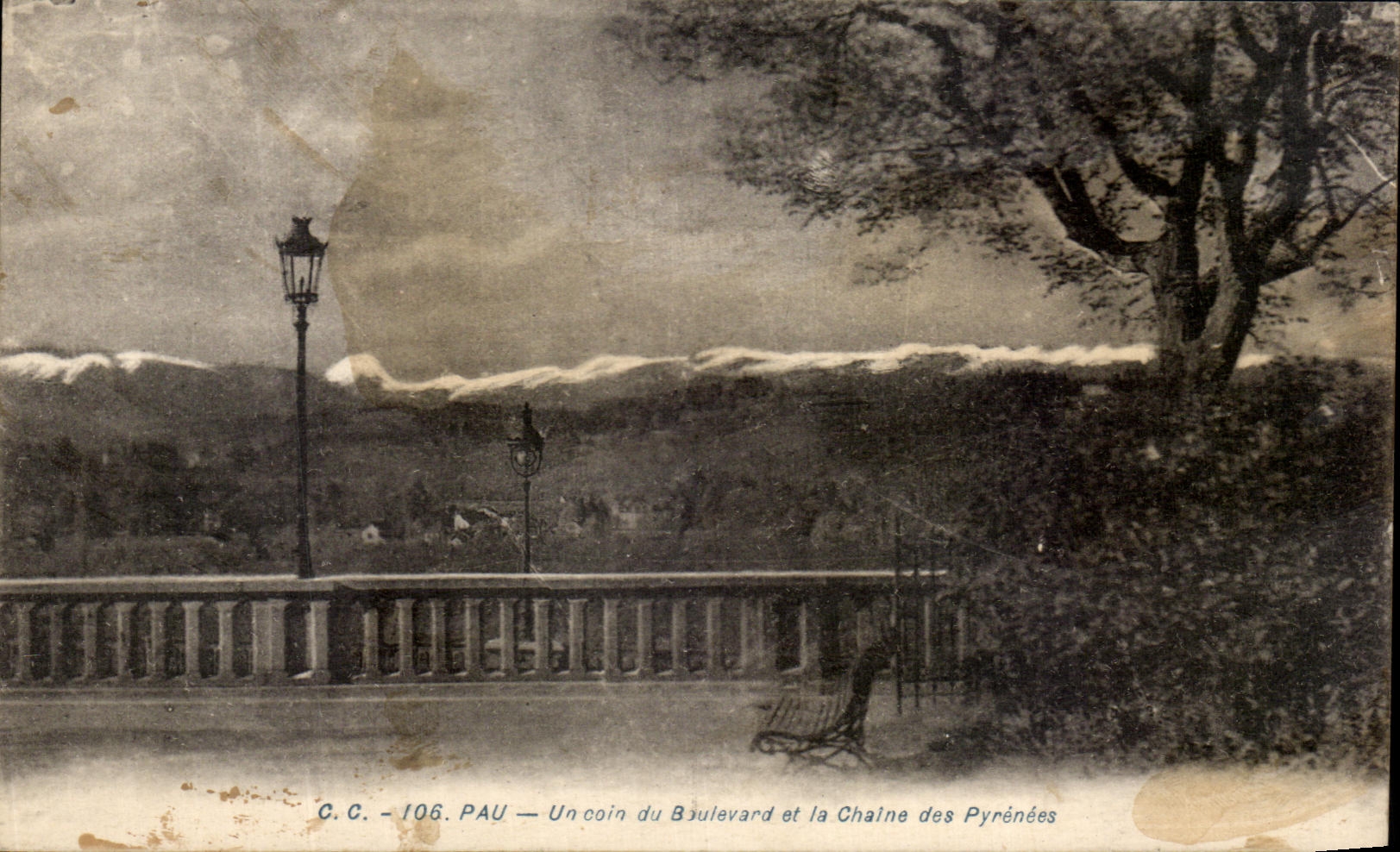 CPA Pau Un Coin du Beulevard et la Chaine des Pyrenees
