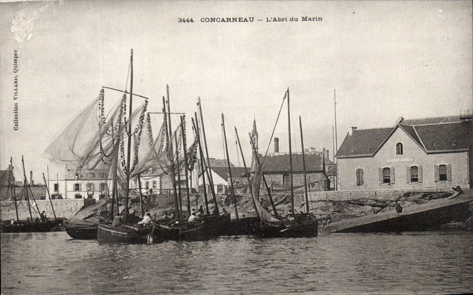 CPA Concarneau L'Abri du Marin Bateaux de peche