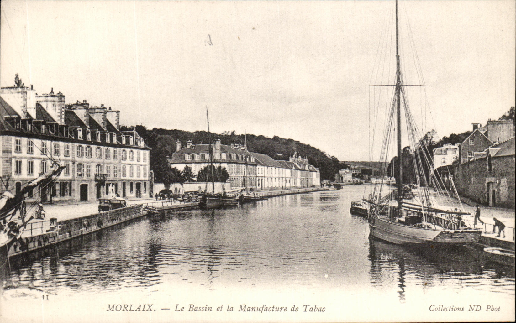 CPA Morlaix Le Bassin et la Manufacture de Tabac Bateau