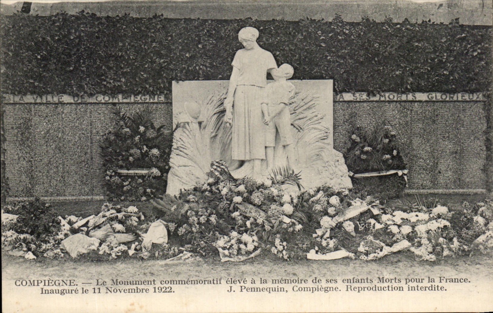 CPA Comnpiegne Le Monument Commemoratif eleve a la memoire de ses enfants morts pour la France Militaria 