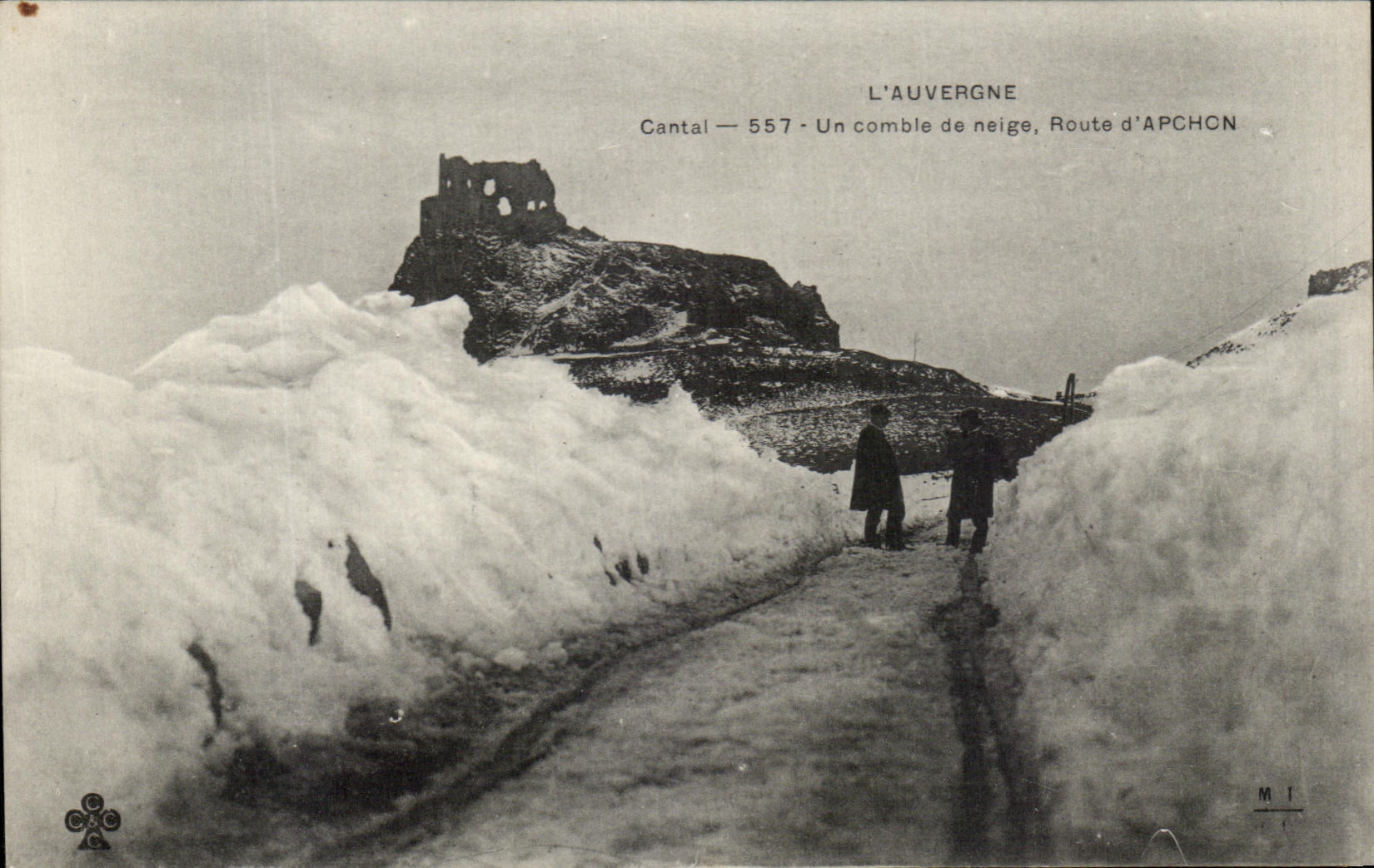 CPA L'Auvergne Cantal Un Comble De Neige Route d'Apchon
