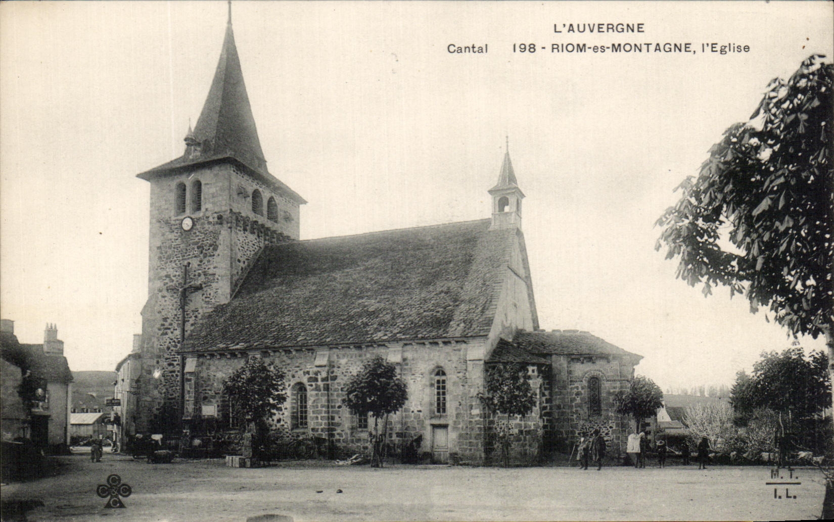 CPA L'Auvergne Riom Es Montagne L'Eglise