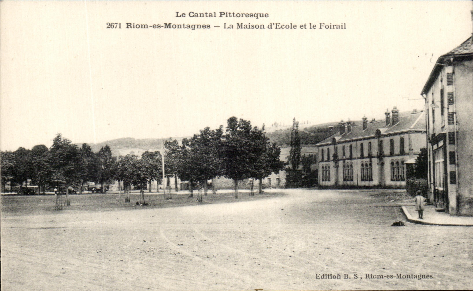 CPA Le Cantal Pittoresque Riom Es Montagnes La Maison D'Ecole Et Le Foirail