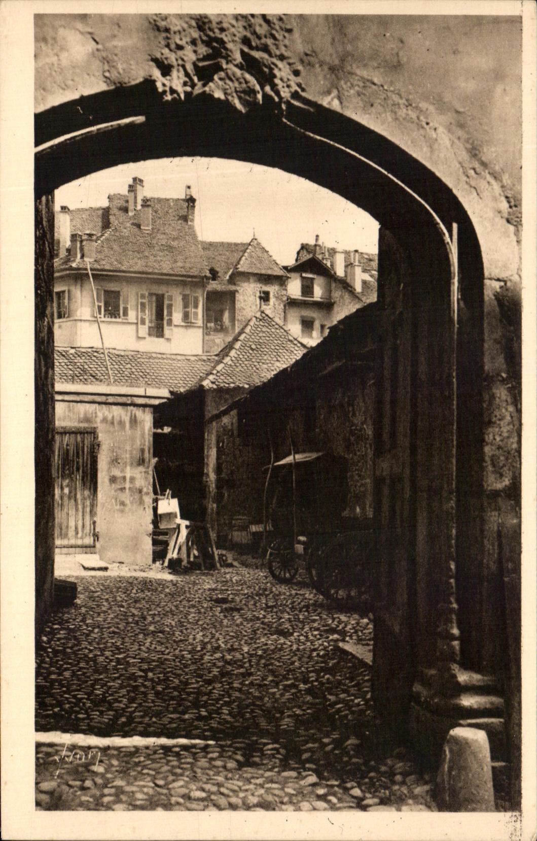 Annecy — Vieux Portail rue Sainte-Claire — Hôtel de Rue de Charmoisy