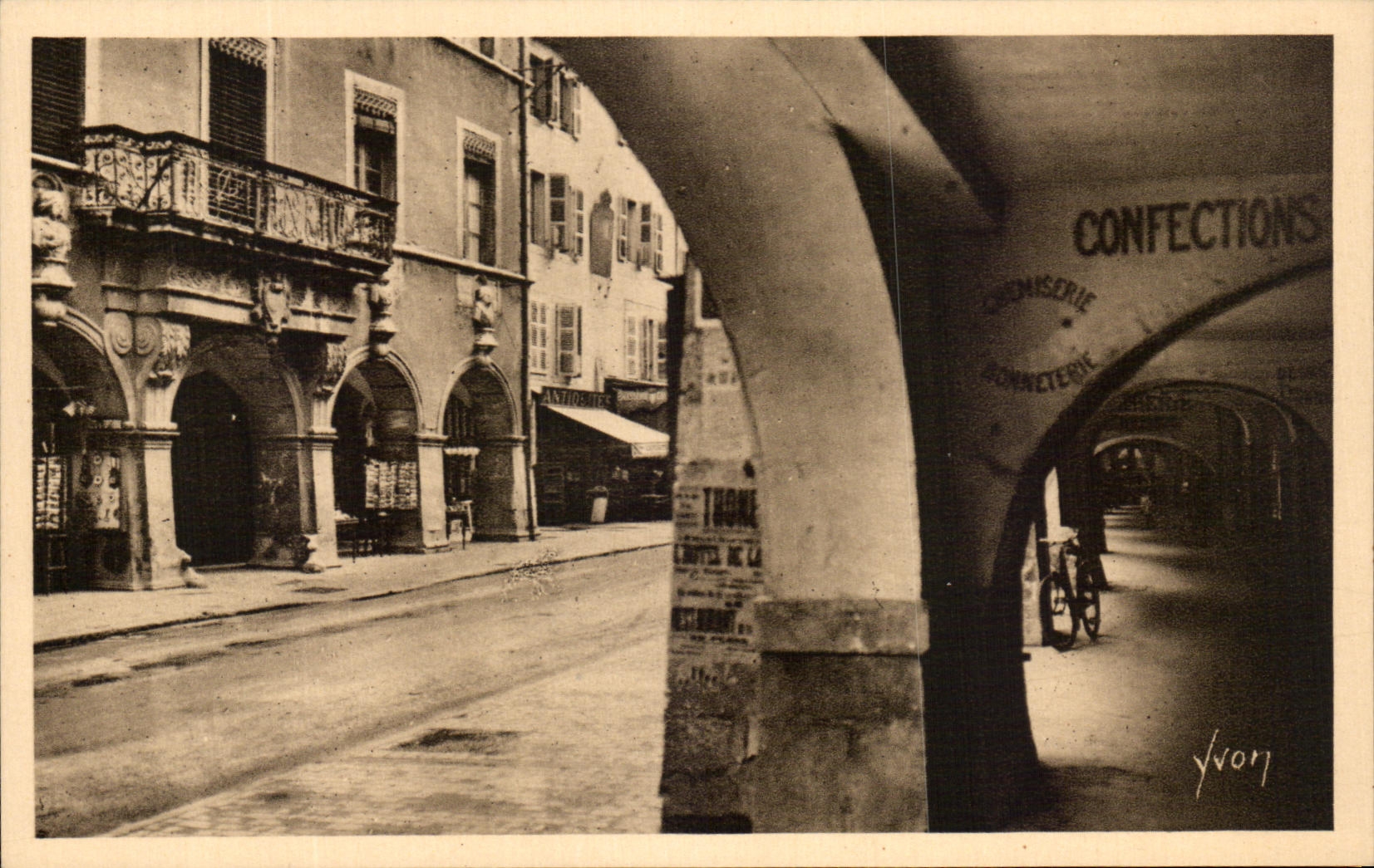 Les Arcades de la Rue Royale — Annecy (Haute-Savoie) — Maison de Salles (1908) — Éditeur : Les Éditions d'Art Yvon