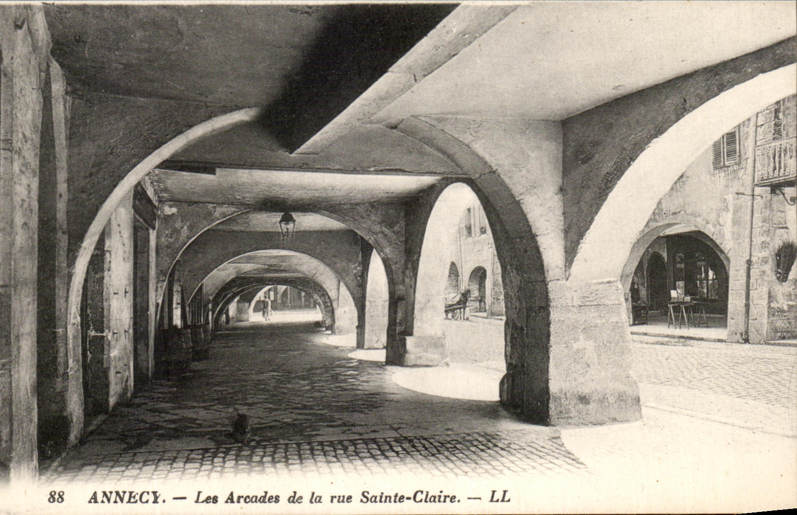 Annecy — Les Arcades de la rue Sainte-Claire — LL