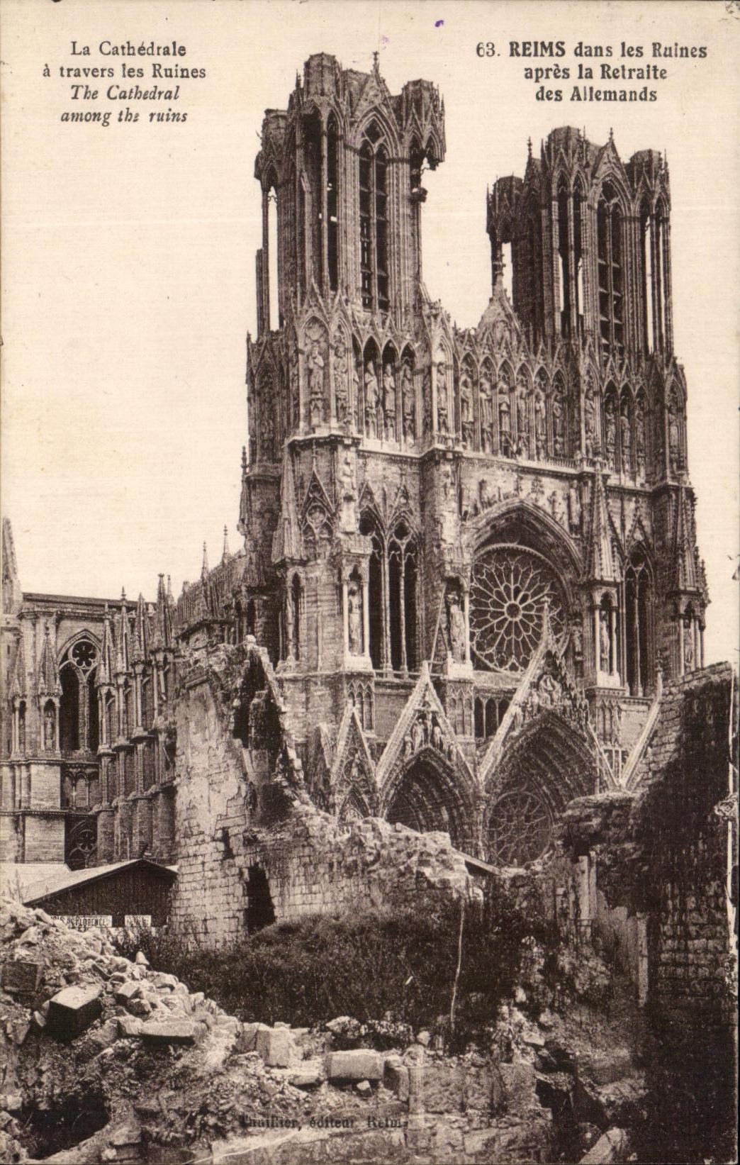 CPA Reims dans les Ruines apres la Retraite des Allemands Militaria