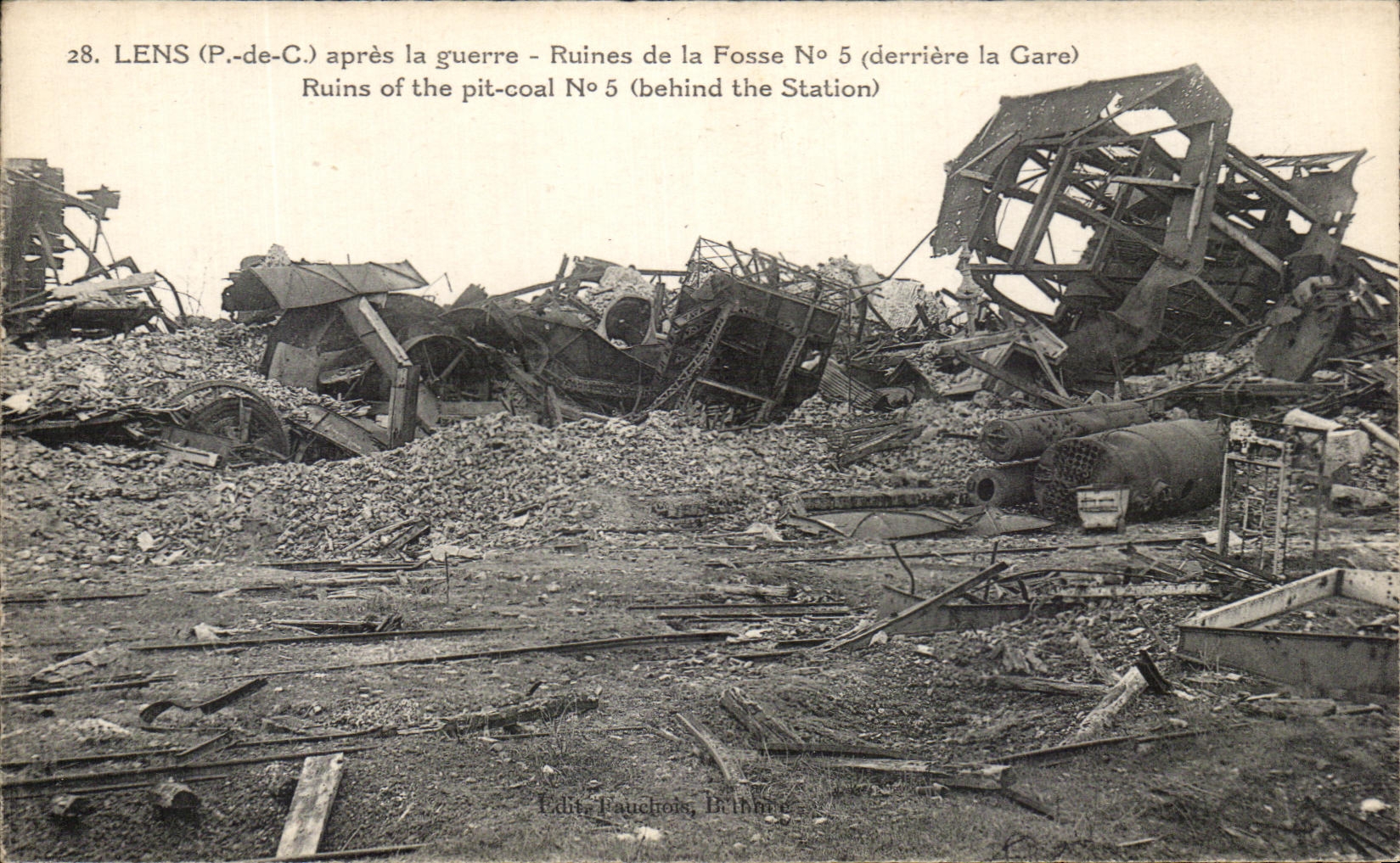 CPA Lens apres la Guerre Ruines de la Fosse n°5 derriere la gare Militaria
