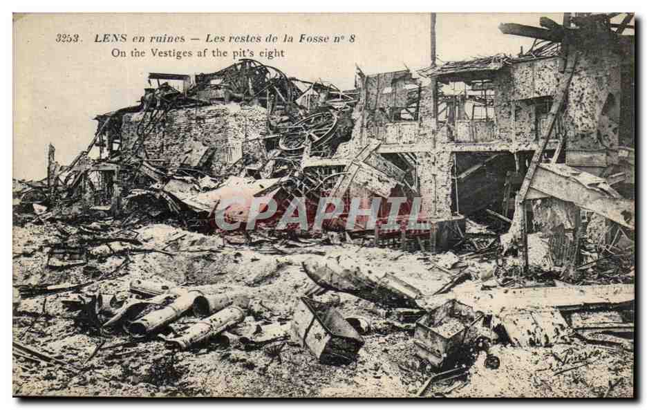 CPA Lens en ruines Les restes de la Fosse n°8 Militaria 