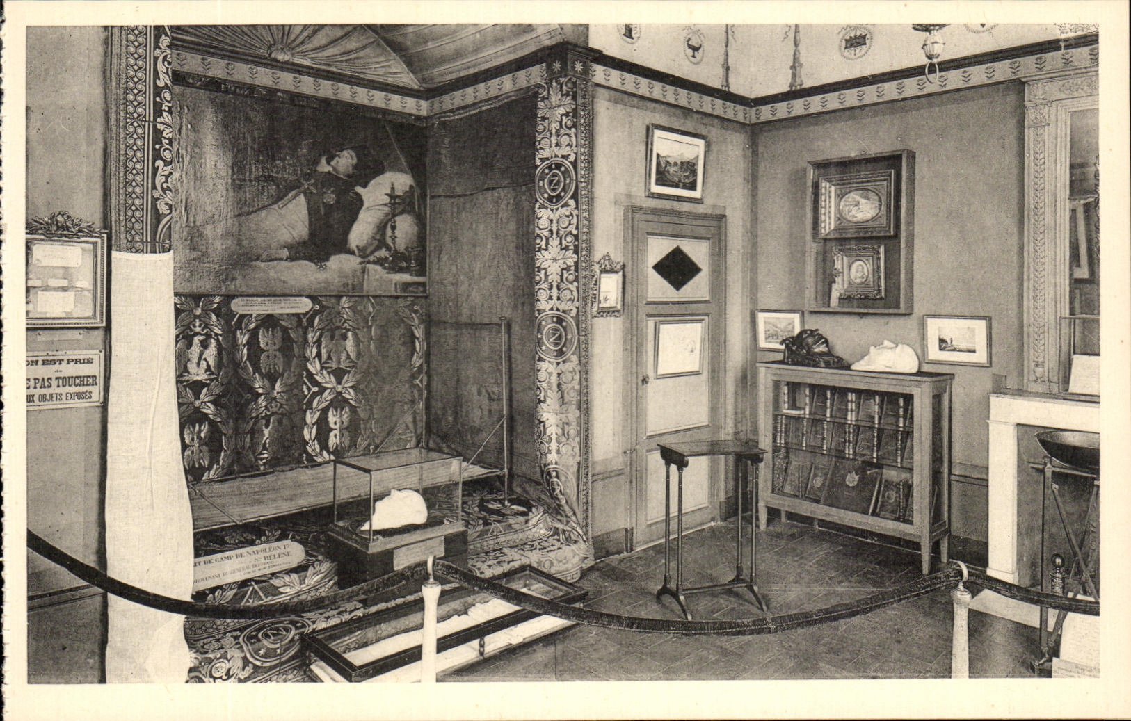 CPA Malmaison Reliquaire De Saint Helene Napoleon 1er