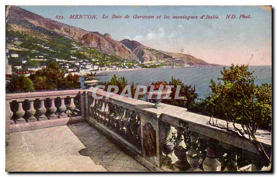 CPA Menton La Baie de Garavan Et Les Montagnes D'Italie