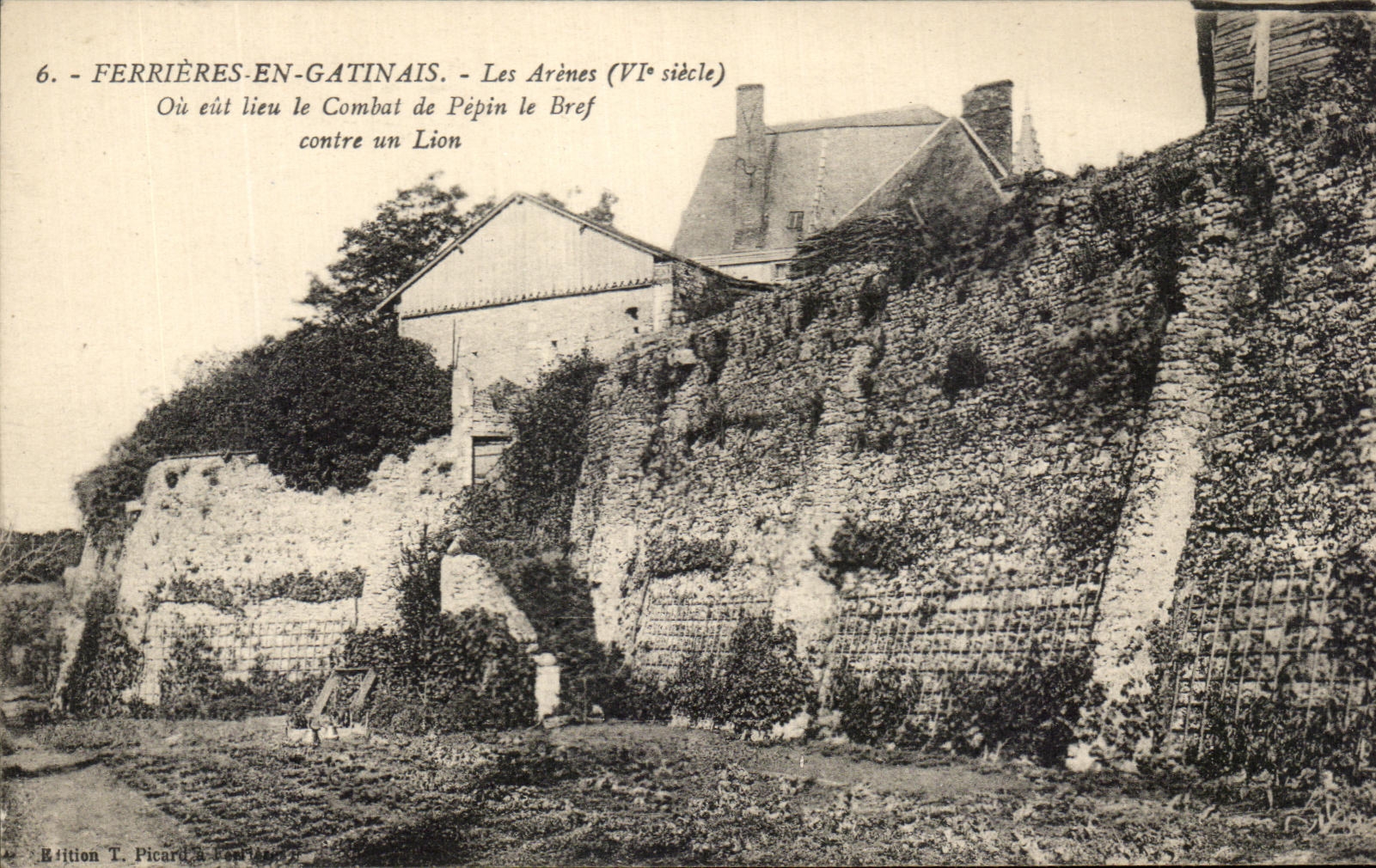 CPA Ferrieres En Gatinais Les Arenes Ou eut lieu le Combat de Pepin le Bref contre un lion 