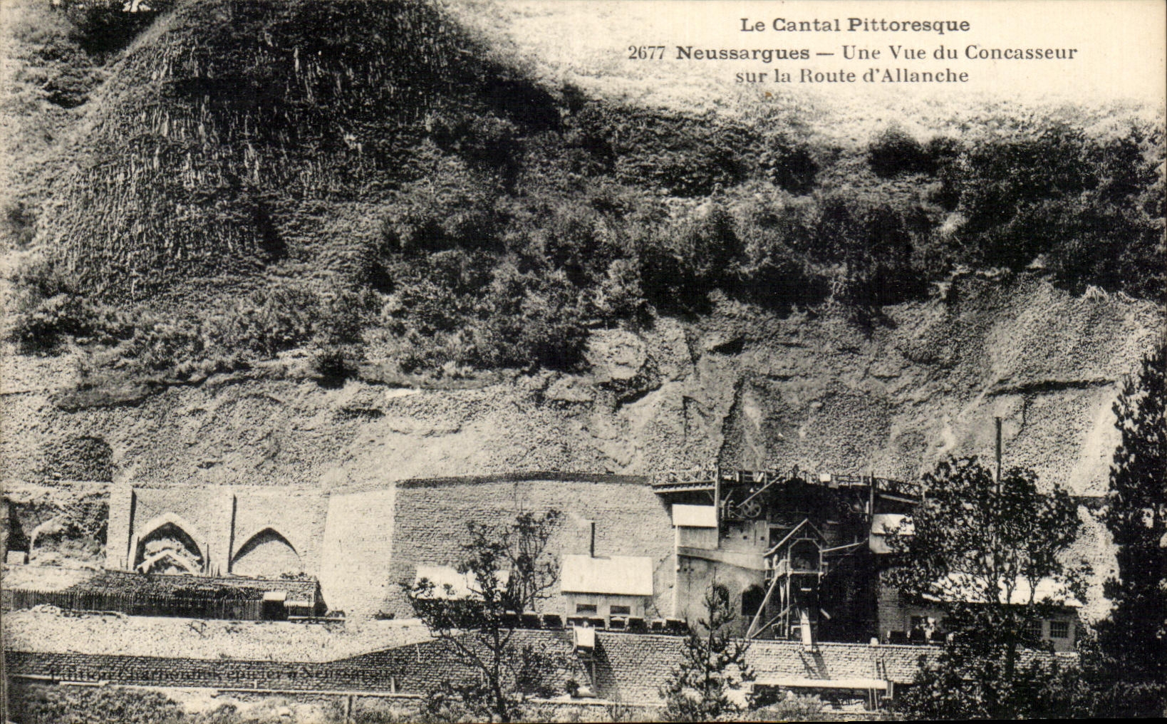 CPA Le Cantal Pittoresque Neussargues Une vue du Concasseur sur la Route d'Allanche