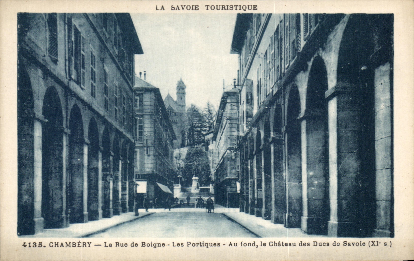Chambéry — La Rue de Boigne - Les Portiques - Au fond, le Château des Ducs de Savoie (XIe s.)