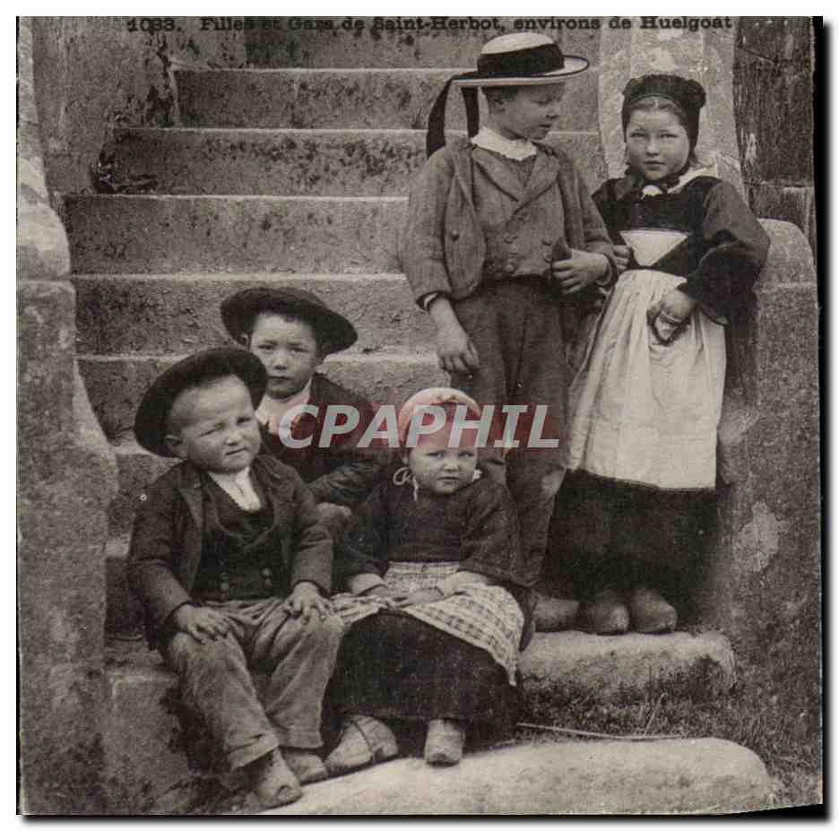CPA Filles et gards de Saint Herbot environs de Huelgoat Folklore costume Enfant