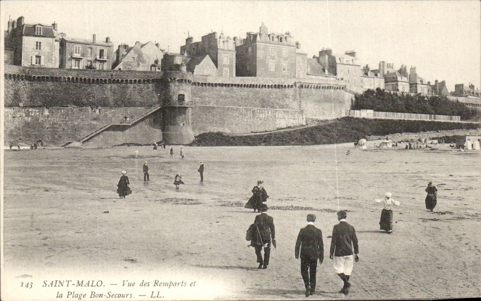 Saint-Malo — Vue des Remparts et la Plage Bon-Secours — LL. — N° 143