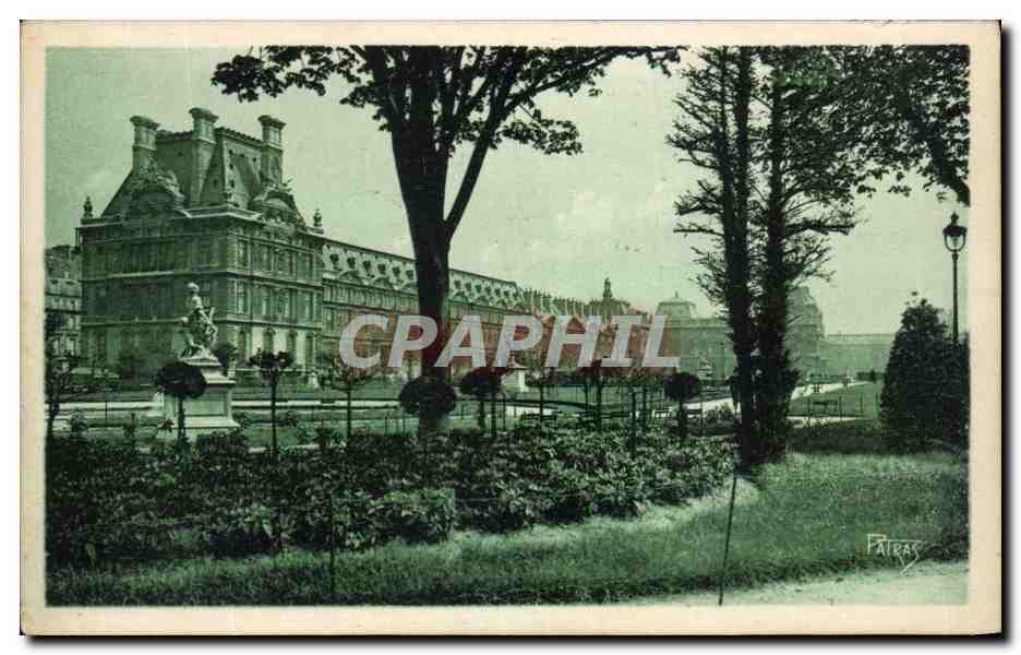 CPA Paris Le Jardin des Tuileries et le Palais du Louvre
