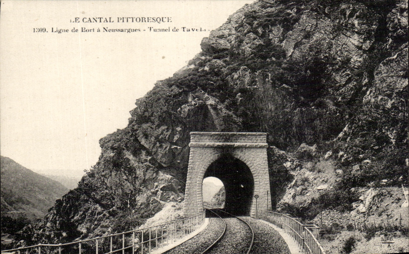 CPA Le Cantal Pittoresque Ligue de Port a Neussargues Tunnel 
