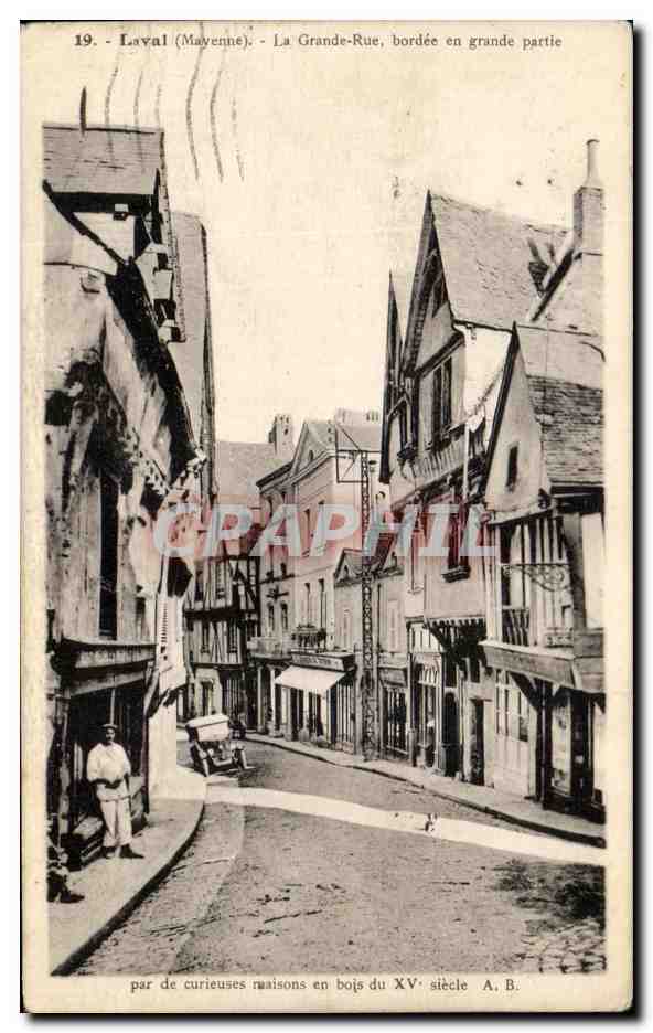 Laval (Mayenne) - La Grande-Rue, bordée en grande partie par de curieuses maisons en bois du XVᵉ siècle - A. B.