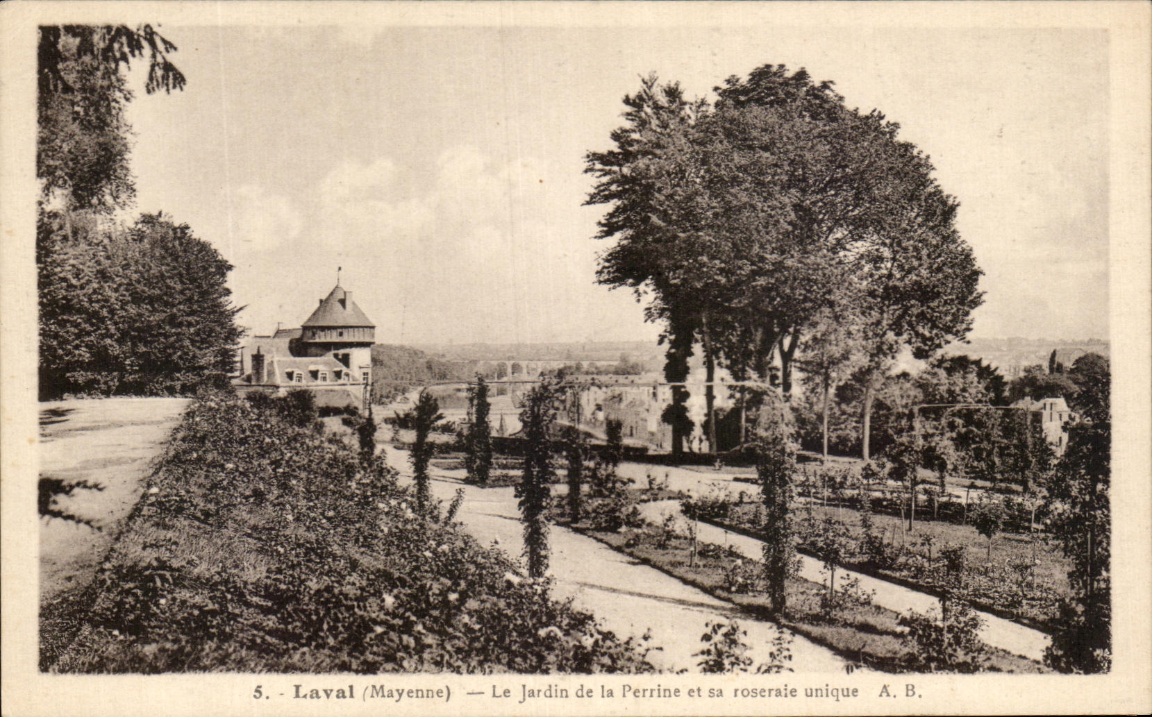 CPA Laval le Jardin de la Perline et sa roseraie unique