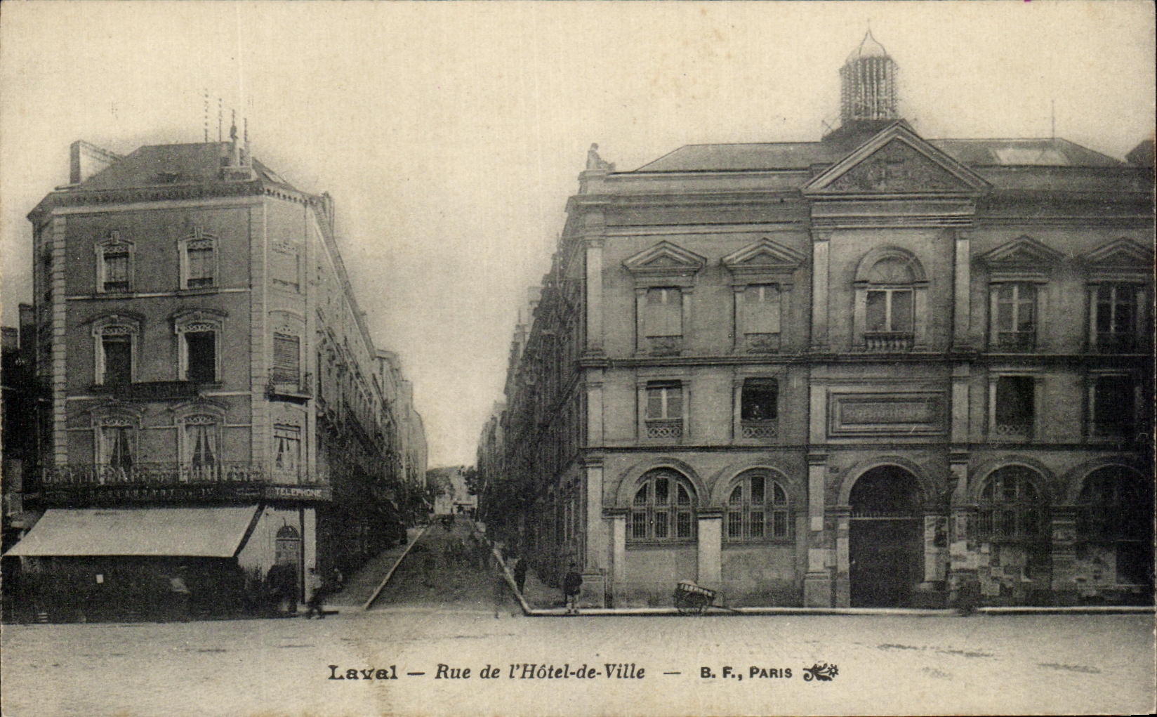 CPA Laval Rue de l'Hotel de Ville 