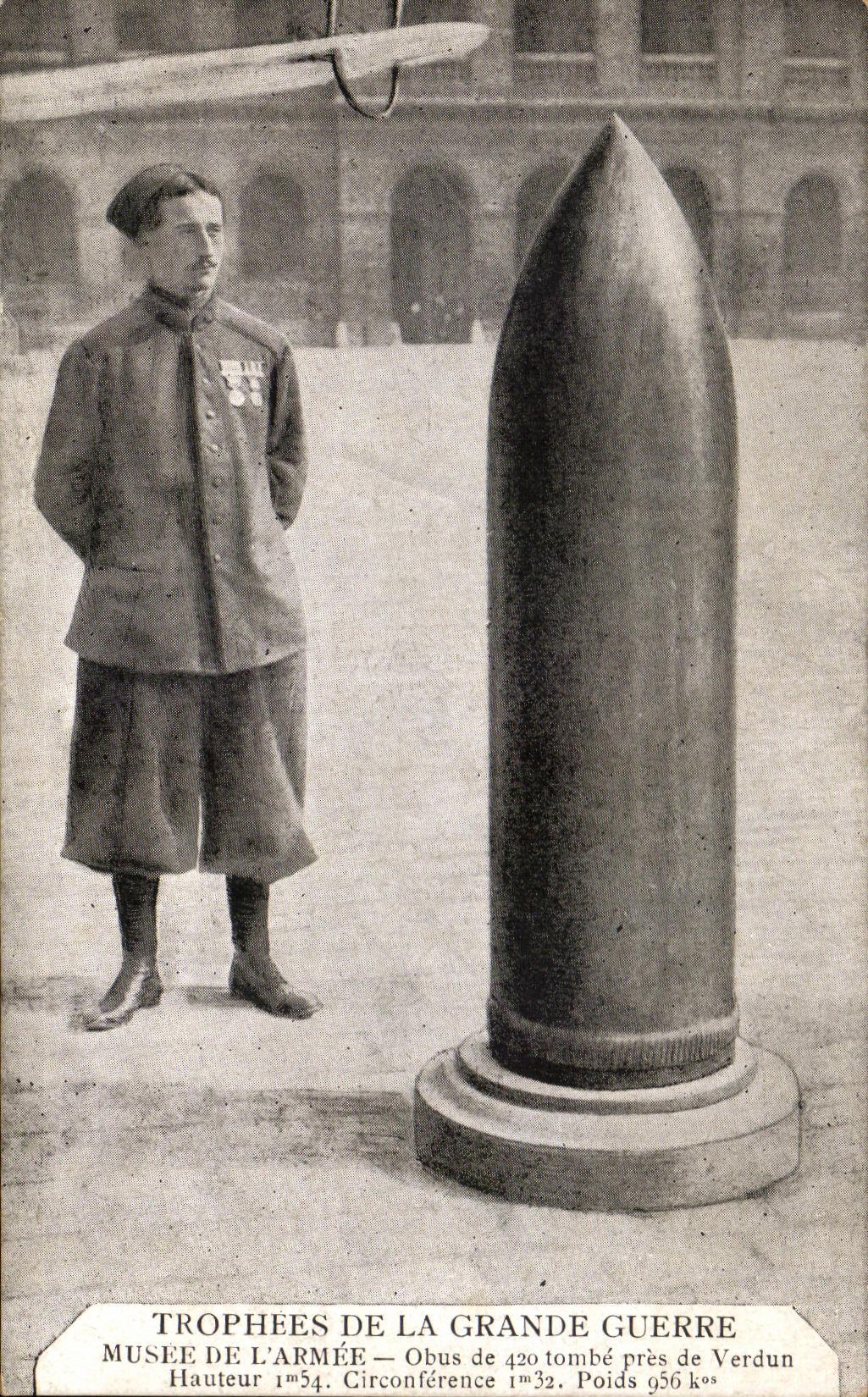 Obus de 420 mm tombé près de Verdun — Musée de l'Armée — éditeur J. Damien, Paris