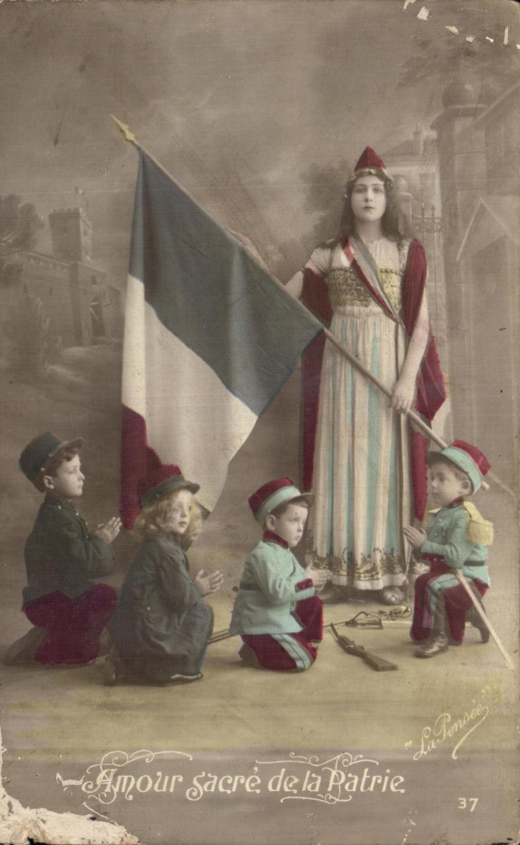 CPA Amour sacre de la Patrie Enfants Marianne Drapeau Militaria