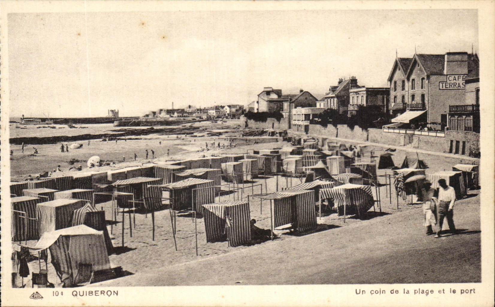 CPA Quiberon Un Coin De La Plage Et Le Port