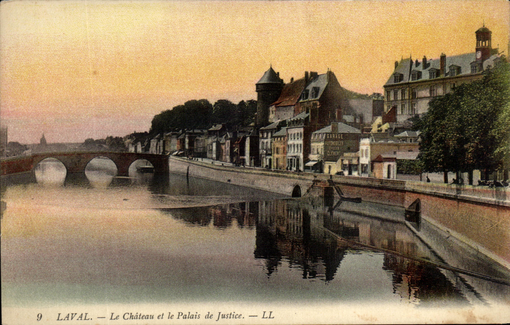 Laval — Le Château et le Palais de Justice — LL