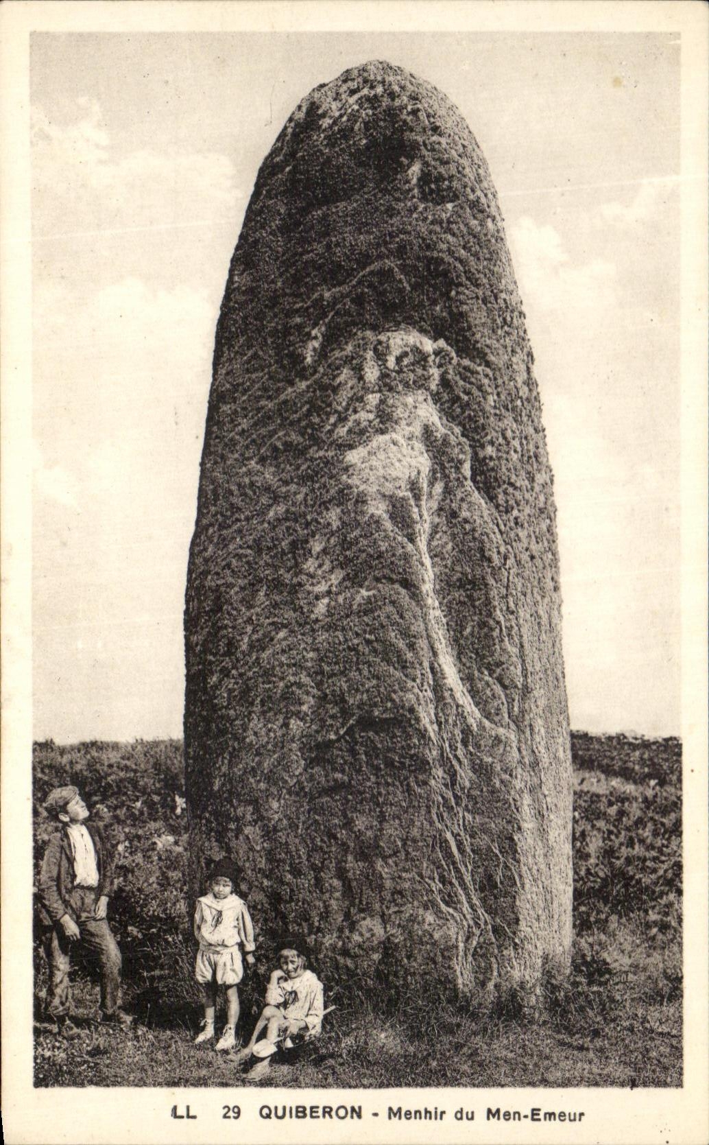 CPA Quiberon Menhir du Men Emeur Enfants