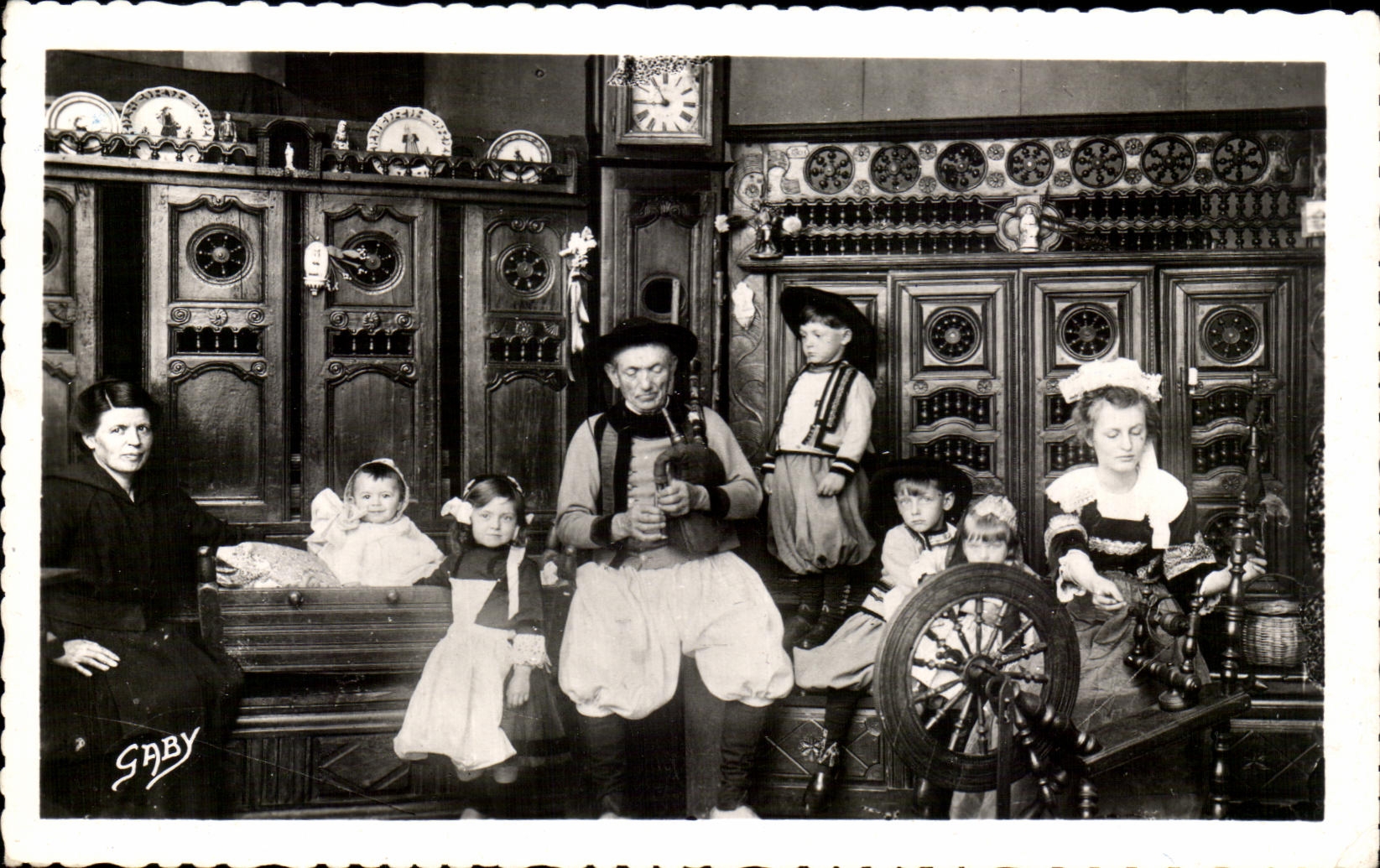 CPSM Autour Des Lits Clos Bretons La gentille petite famille Folklore Costume