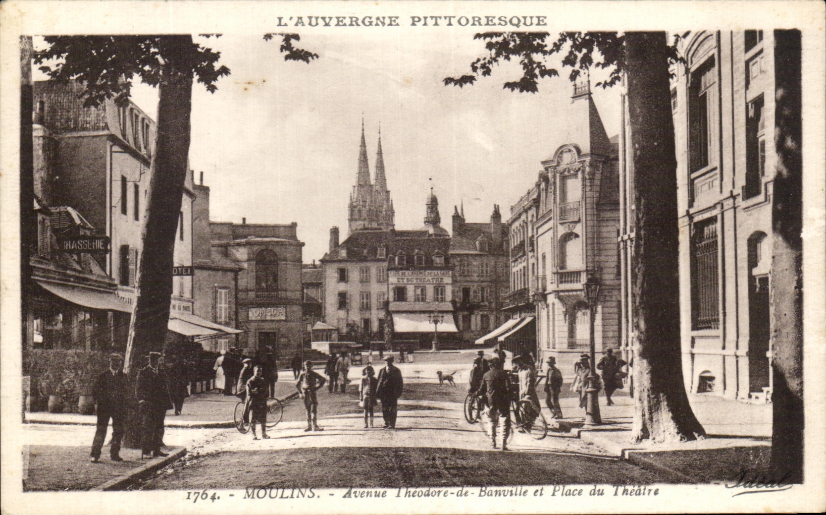 CPA Moulins Avenue Theodore de Banville et Place du Theatre