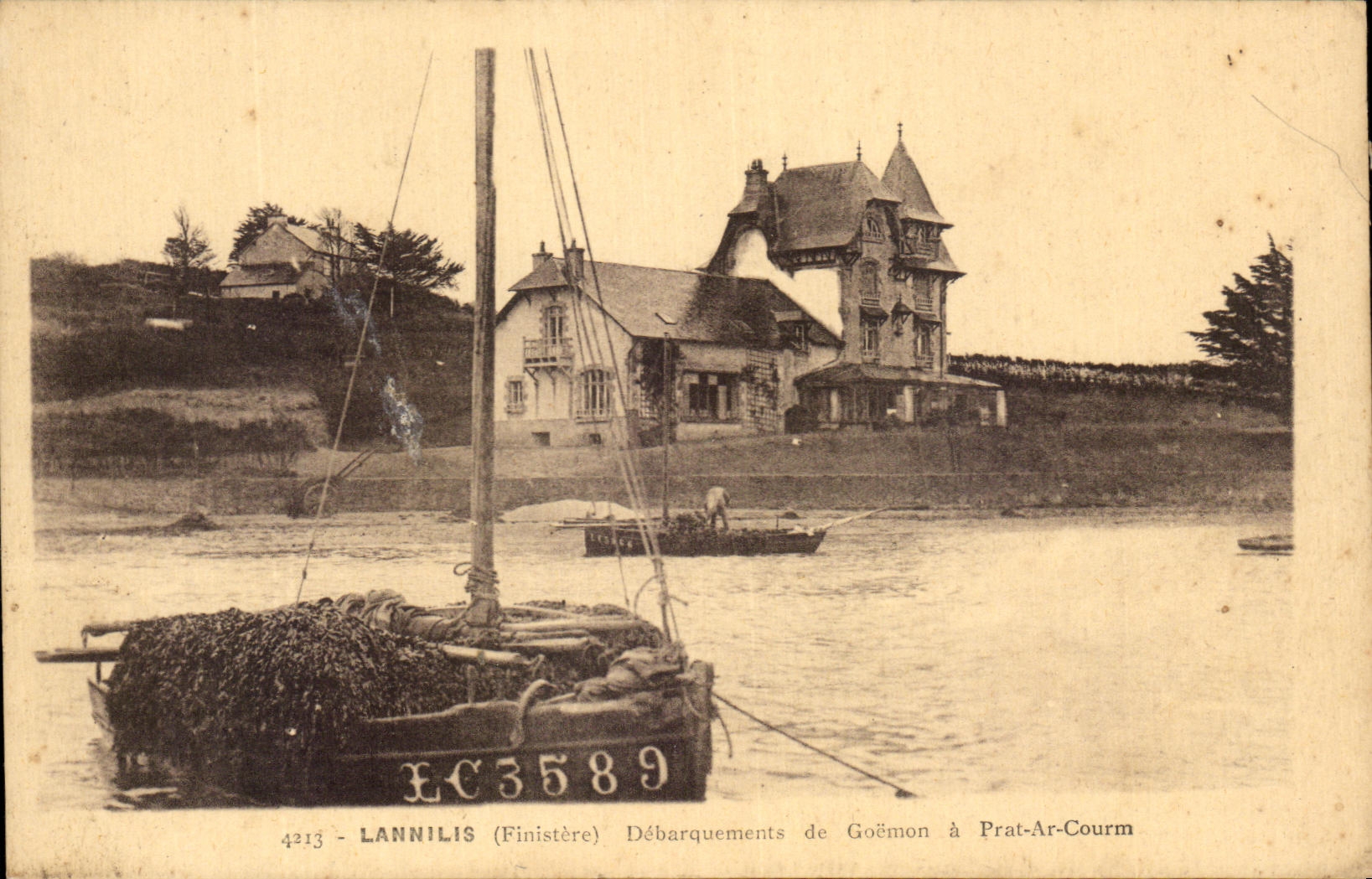 CPA Lannilis Debarquements De Goemon Prat Ar Courm Bateau peche 