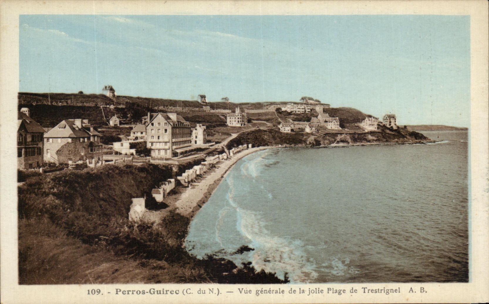 Perros-Guirec (C. du N.) — Vue générale de la jolie Plage de Trestignel — A. B. — n° 109