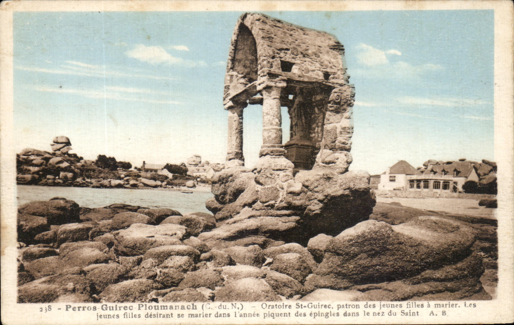 Perros-Guirec Ploumanach (C.-du.N.) — Oratoire St-Guirec, patron des jeunes filles à marier. Les jeunes filles désirant se marier dans l'année piquent des épingle dans le nez du Saint. A. B.
