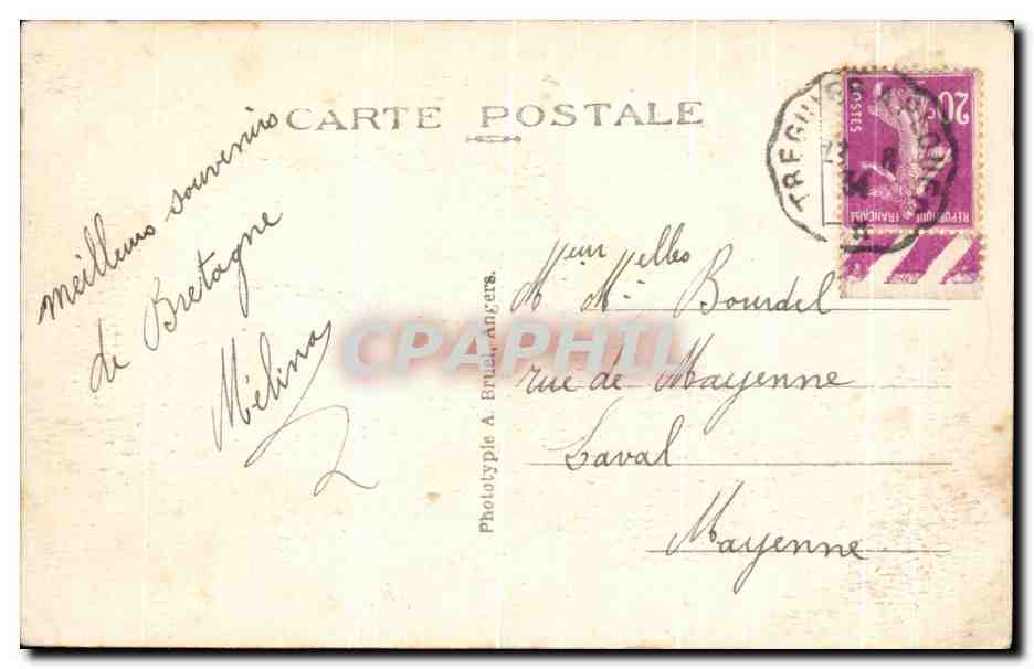 Perros-Guirec Ploumanach (C.-du.N.) — Oratoire St-Guirec, patron des jeunes filles à marier. Les jeunes filles désirant se marier dans l'année piquent des épingle dans le nez du Saint. A. B. — Reverso