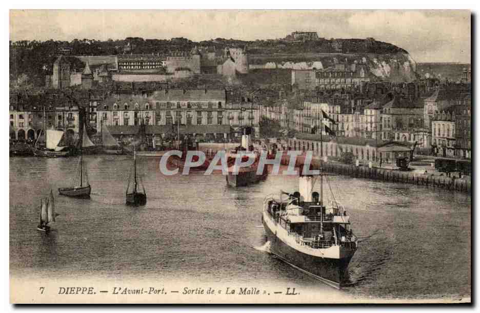 CPA Dieppe L'Avant Port Sortie de La Malle Bateaux 