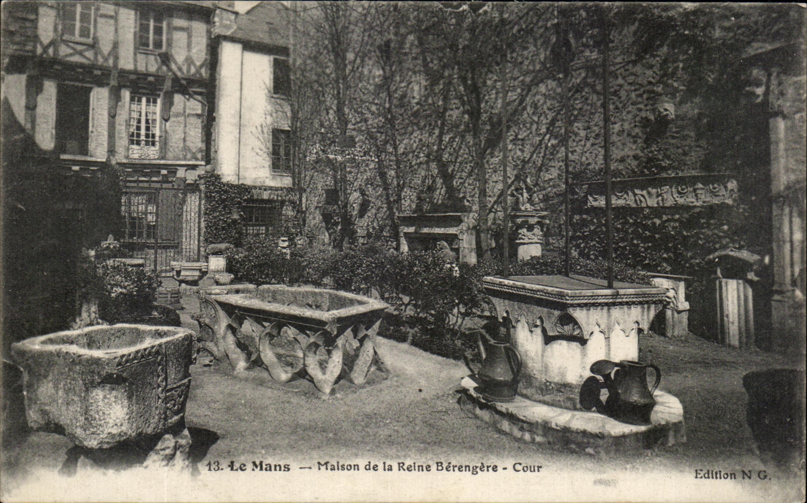 CPA Le Mans maison de la Reine Beregere Cour